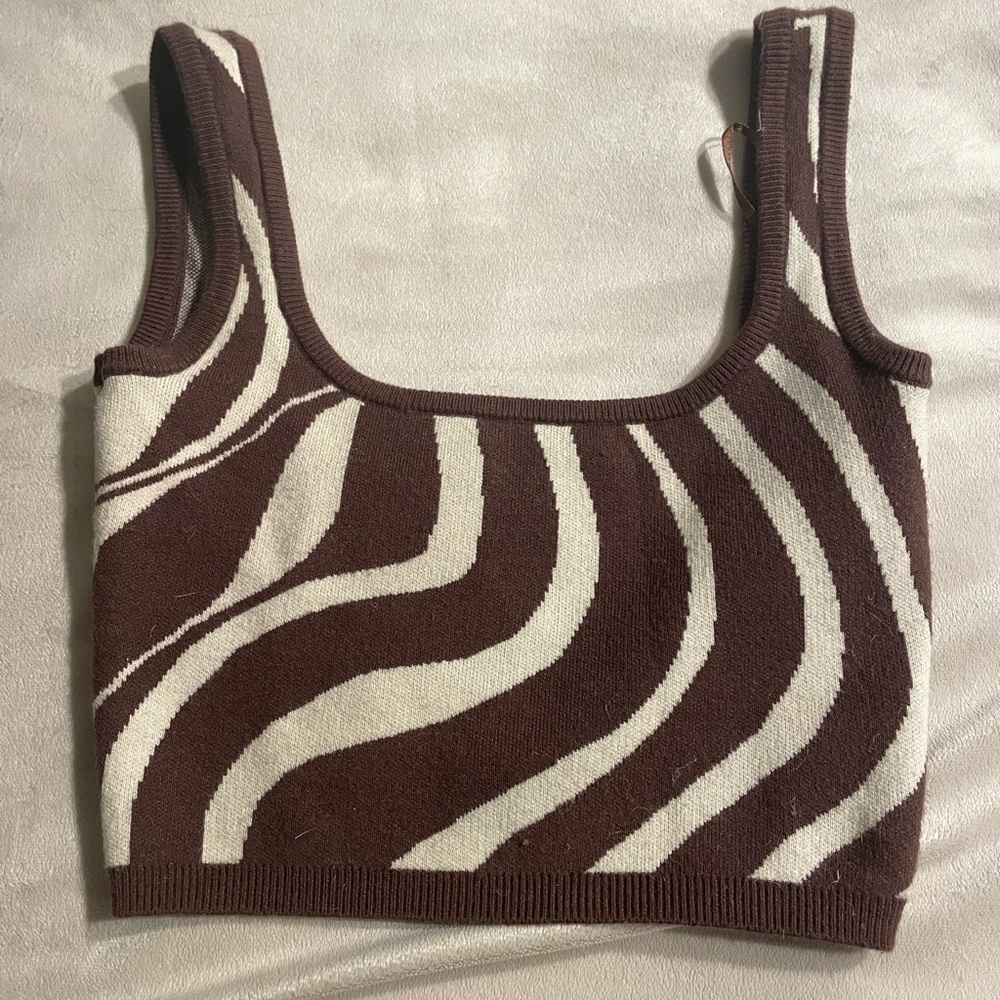 Elegant Brown and White Wave Pattern Crop Top